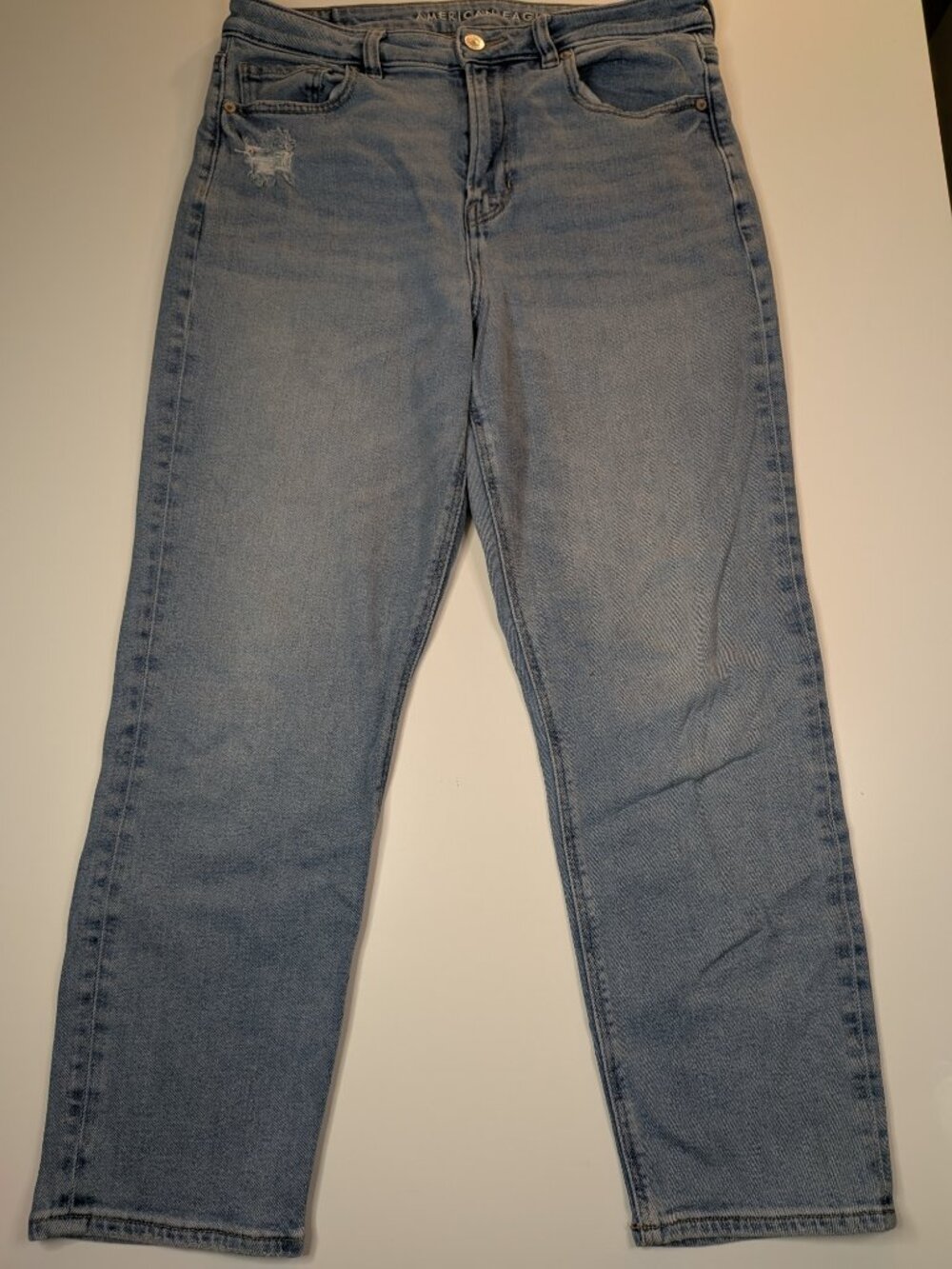 American Eagle Women’s Mom Jeans Size 10 Short Light Wash Distressed